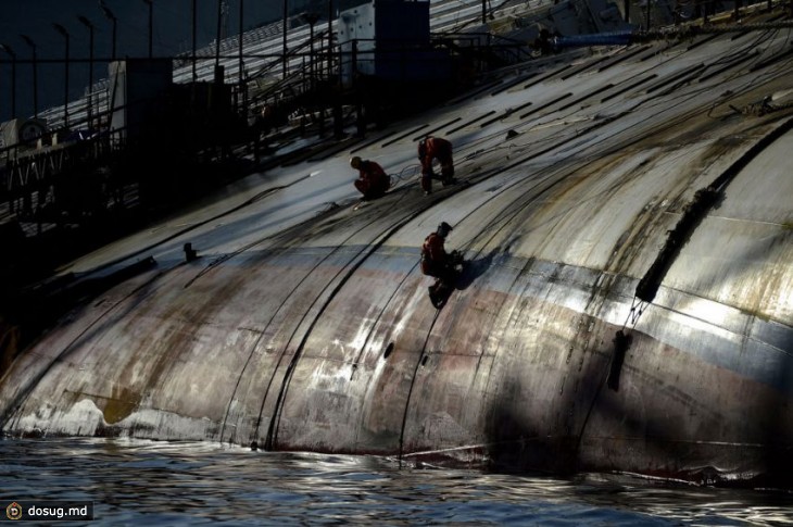 2013 год. На месте крушения круизного лайнера Costa Concordia идут работы по монтажу оборудования перед приведением судна в вертикальное положение. Эта операция по-настоящему уникальна. Ранее инженерам никогда не приходилось работать с такими большими судами.