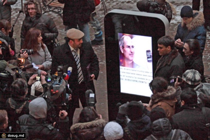 «ВКонтакте» заступилась за памятник Стиву Джобсу в Петербурге