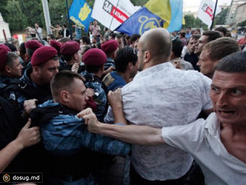 "Беркут" приступил к разгону акции протеста в центре Киева