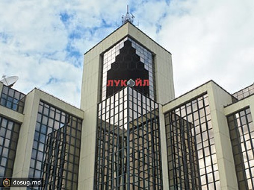 "Лукойл" обязал сотрудников тратить премии на акции компании