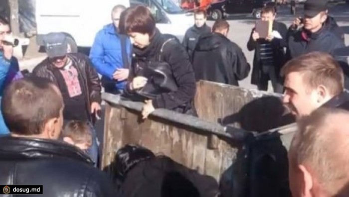 "Мусорная люстрация" в Днепропетровске: Женщину пытались закрыть в контейнере. ВИДЕО