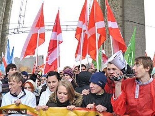 "Наши" решили сорвать раздачу оппозиционных палаток