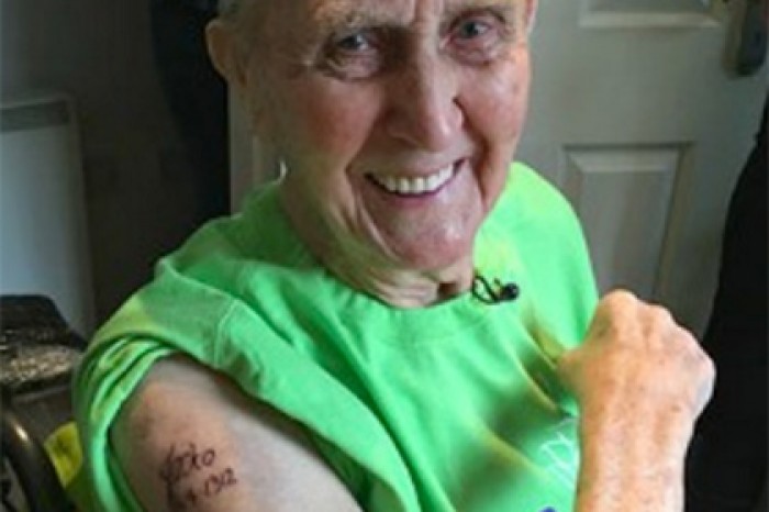 104-летний британец стал самым старым в мире клиентом тату-салона