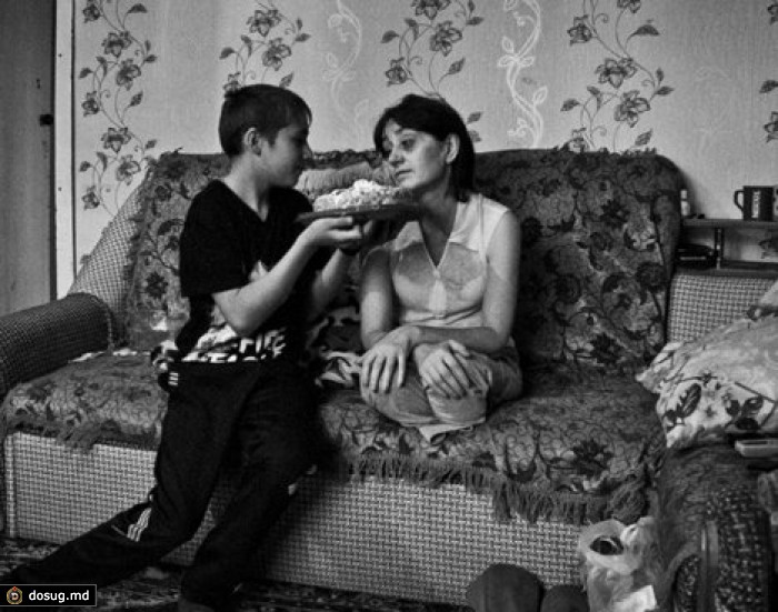 11-летний мальчик стал главой семьи ради одинокой матери-инвалида. Фоторепортаж