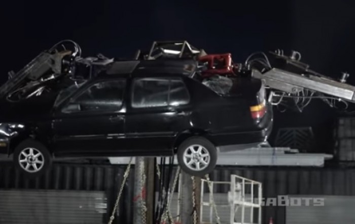 Гигантский робот уничтожил автомобиль
