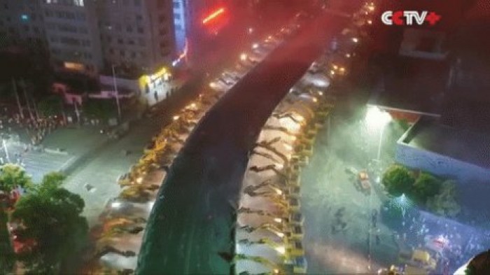 116 экскаваторов в Китае разобрали эстакаду за две ночи