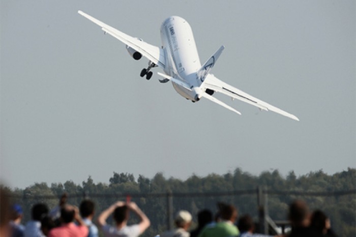 У Sukhoi Superjet 100 в полете отказали датчик скорости, авионика и автопилот