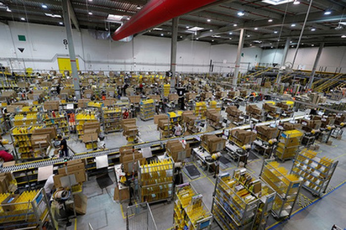 Amazon вынудила сотрудников писать в бутылки из-за угрозы увольнения