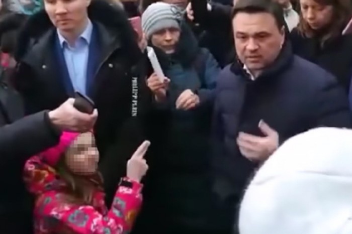 «Девочка в розовом» из Подмосковья посмотрит на мусор за границей