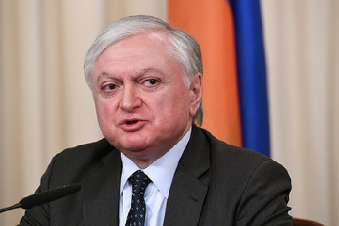 Глава армянского МИД приехал в Москву на фоне протестов