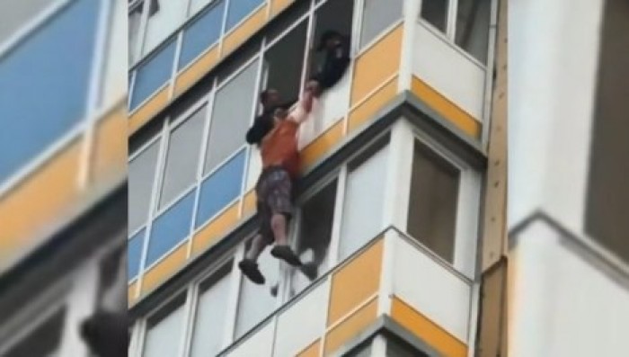 Красноярский дебошир вырвался из рук полицейских и упал с 10 этажа