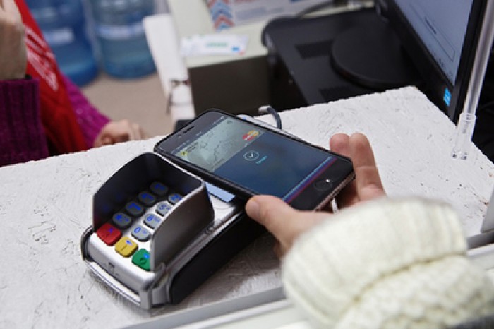 МКБ подключил своих клиентов к Apple Pay