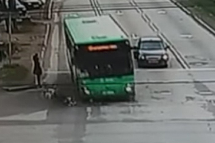 Переехавший девушку автобус сняли на видео