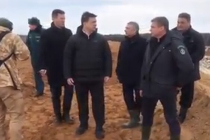 Подмосковный губернатор провел совещание на мусорном полигоне