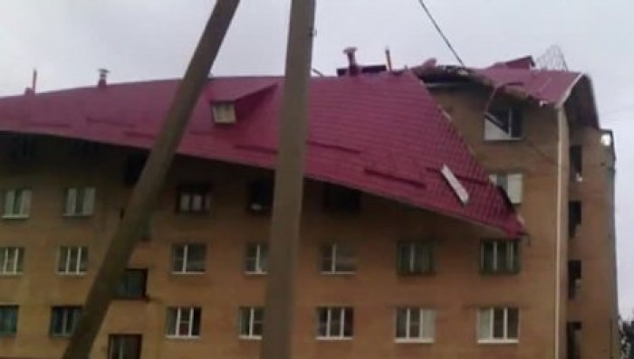 "Легкий апрельский ветерок" сорвал крышу в Тульской области
