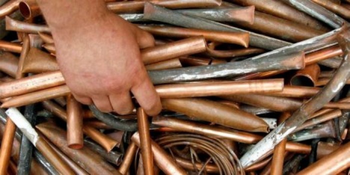 Сборщика металлолома насмерть придавило стеной в России