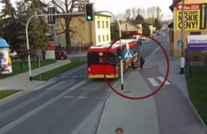 Школьница в шутку толкнула подругу под автобус