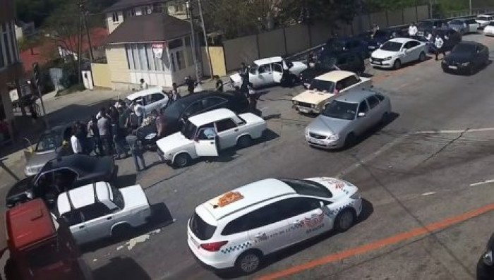 Свадебный кортеж перекрыл федеральную трассу ради танца жениха