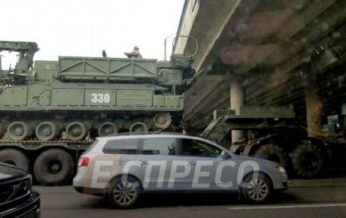 В Киеве тягач с бронетехникой застрял под мостом