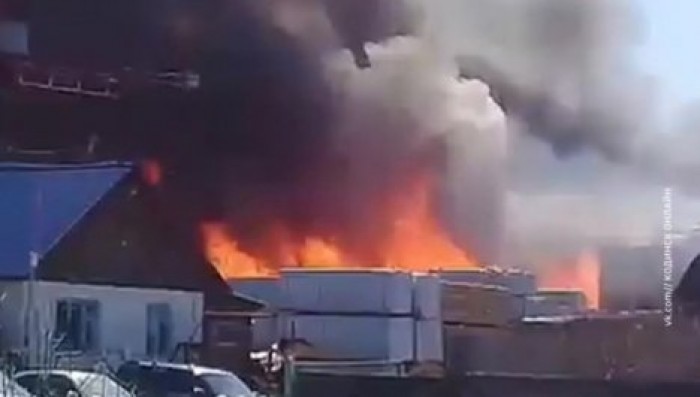 В Красноярском крае полыхает деревоперерабатывающий завод