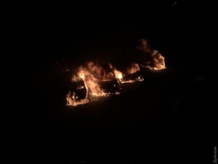 В Одессе на парковке сгорели четыре машины