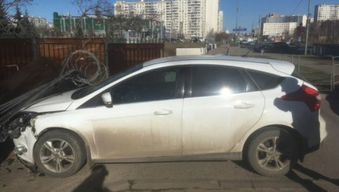 Водитель скрылся от вымогателей, протаранив отдел полиции