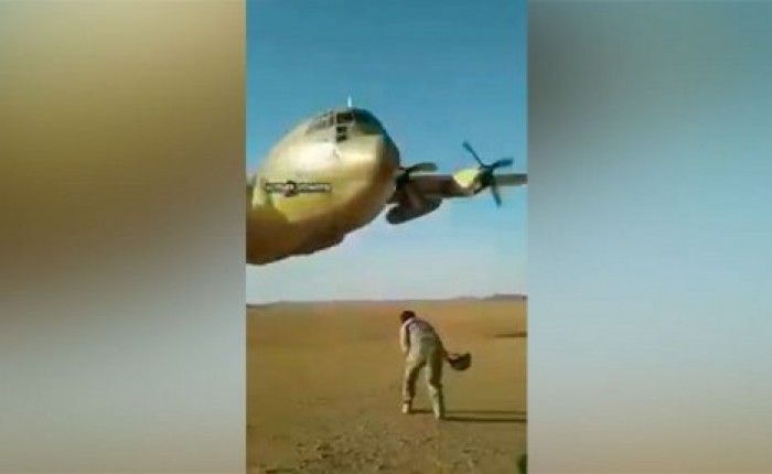 Американский С-130 пролетел в метре над военными