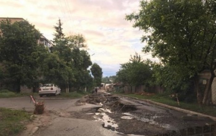 Дождь "смыл" асфальт: ливень уничтожил дорогу в украинском городе