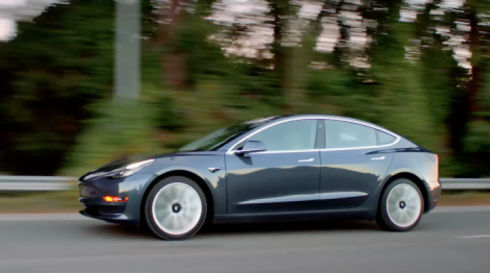 Илон Маск обещал улучшить Tesla Model 3 после плохого отзыва в СМИ