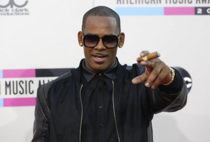 Певца R Kelly обвинили в домогательствах и насилии