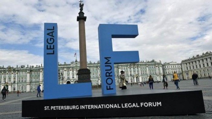 Робот начал ругаться матом на Юридическом форуме в Петербурге и проиграл