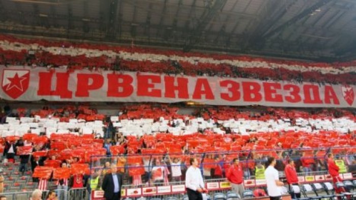 Сербские фанаты во время празднования сожгли клубный автобус