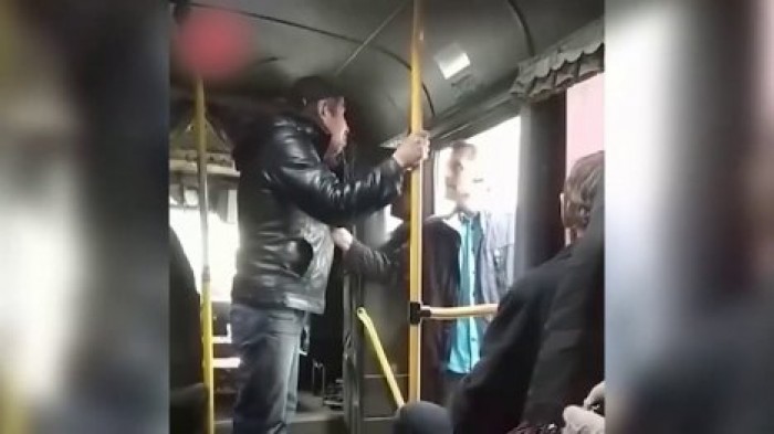 В Барнауле водитель пинками выгнал пассажира из автобуса