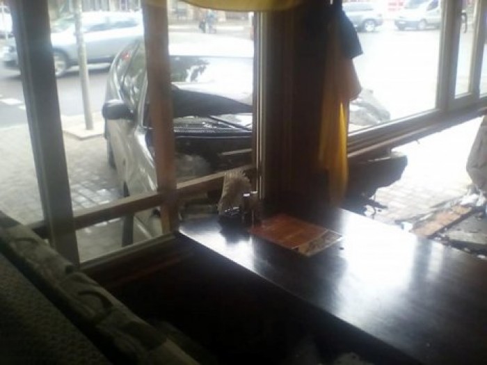 В Черноморске автомобиль влетел в кафе
