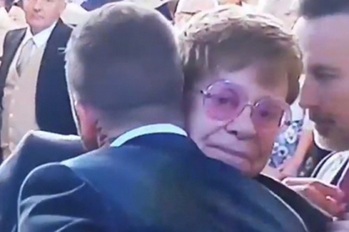 В сети удивились странному поцелую Элтона Джона и Дэвида Бекхэма