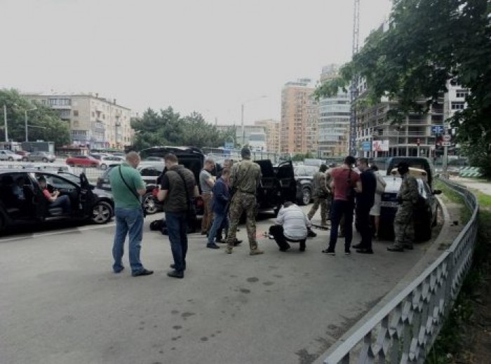 В центре Харькова силовики задержали джип с оружием