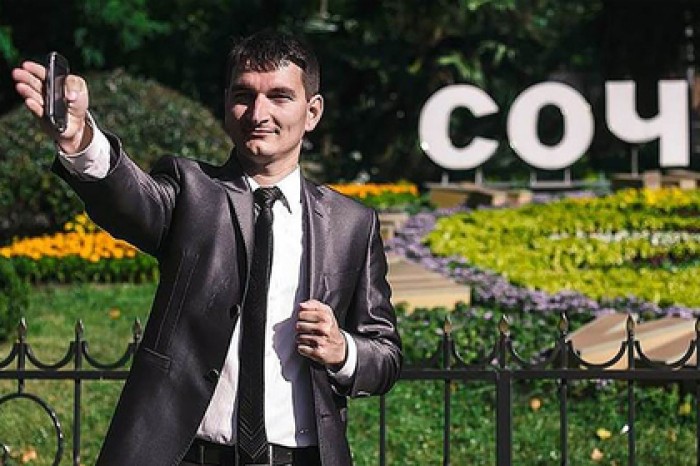 Блогер пропустил суд по своему делу из-за воткнутой в живот ручки