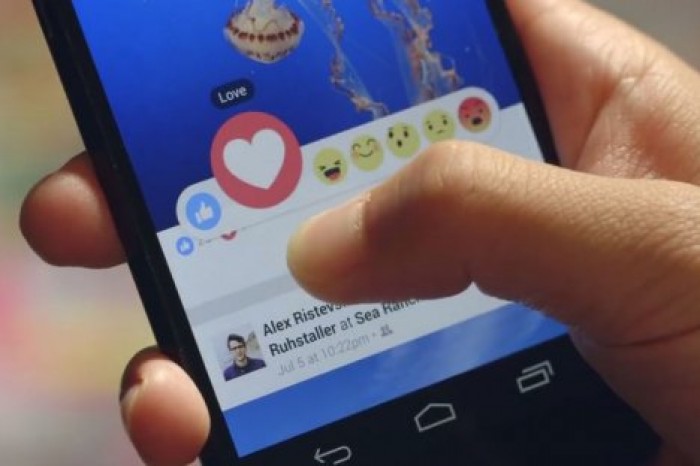 Facebook приравнял смайл баклажана к сексуальному домогательству