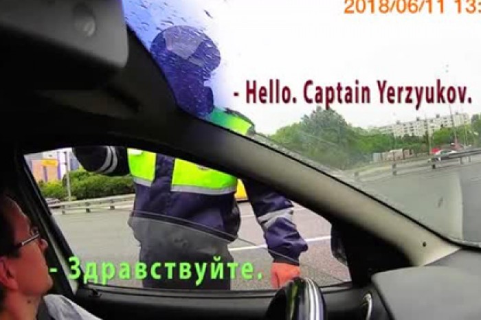 Гаишников засняли за тщетными попытками диалога с англоговорящим водителем