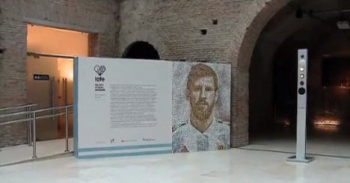 Художник из Аргентины создал гигантский портрет Месси из тысяч наклеек