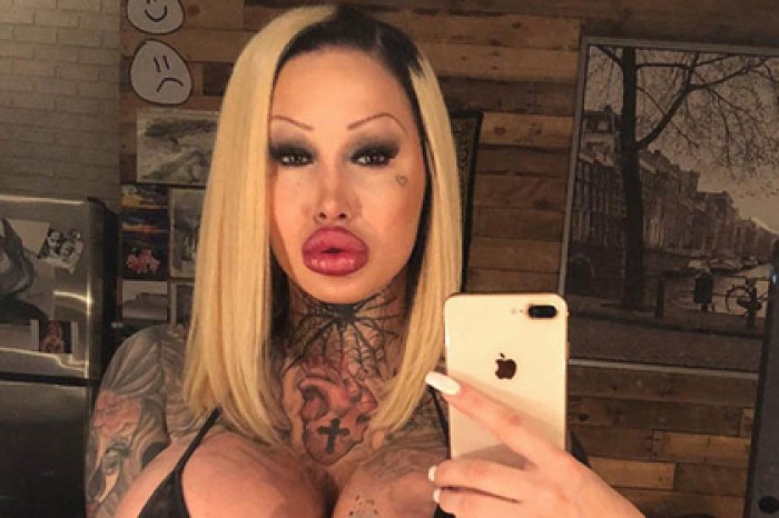 Канадка потратила тысячи долларов на губы Анджелины Джоли и гигантскую грудь