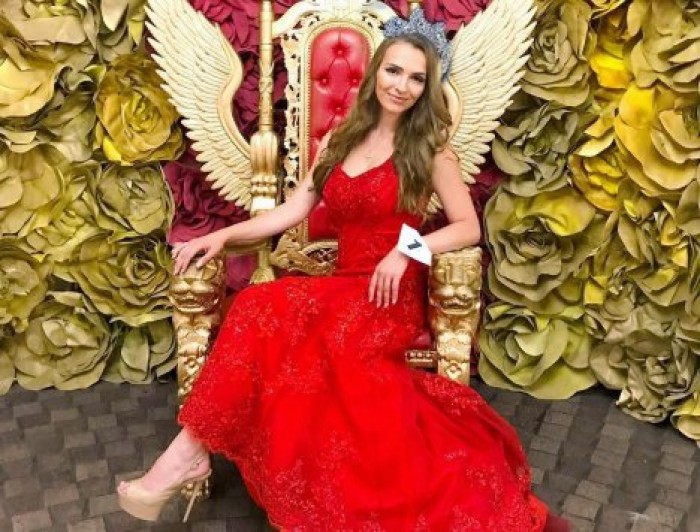 Королева красоты из Воронежа сломала зуб о гвоздь в хлебе