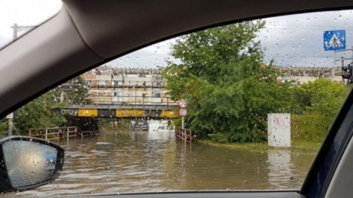 Машины уходят под воду почти на половину: Проливные дожди затопили улицы Ясс