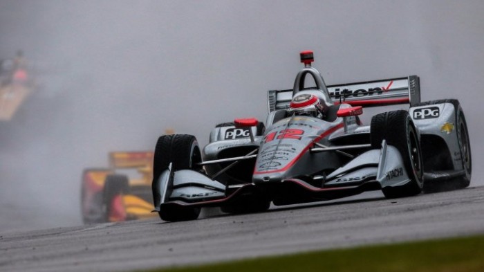 На гонках IndyCar машина безопасности врезалась в борт
