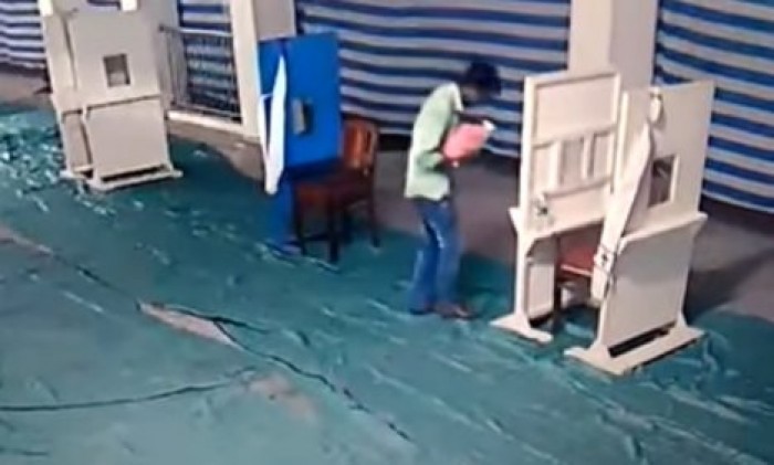 Отец бросил младенца у церкви из-за издевательств, что у него слишком много детей