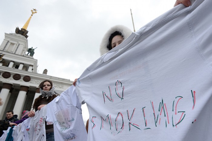 Подмосковные жители обменяли сигареты на фрукты