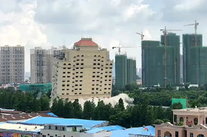 Полное уничтожение элитной гостиницы за 10 секунд попало на видео