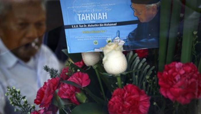 Премьер Малайзии разрешил чиновникам принимать в подарок только цветы и еду
