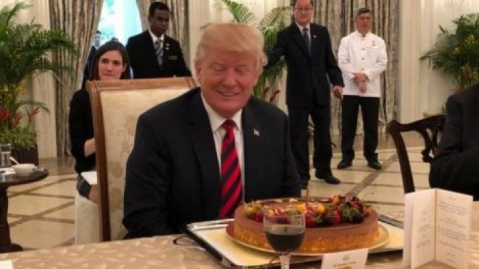 Премьер Сингапура заранее подарил Трампу торт с ягодами на день рождения