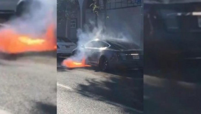Продюсер "Карточного домика" едва не сгорел в своей Tesla